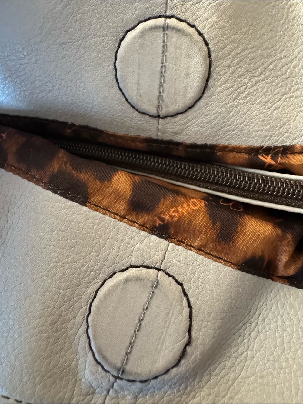 B makowsky Light Gray Leather Shoulder Bag with leopard interior - Picture 12 of 16